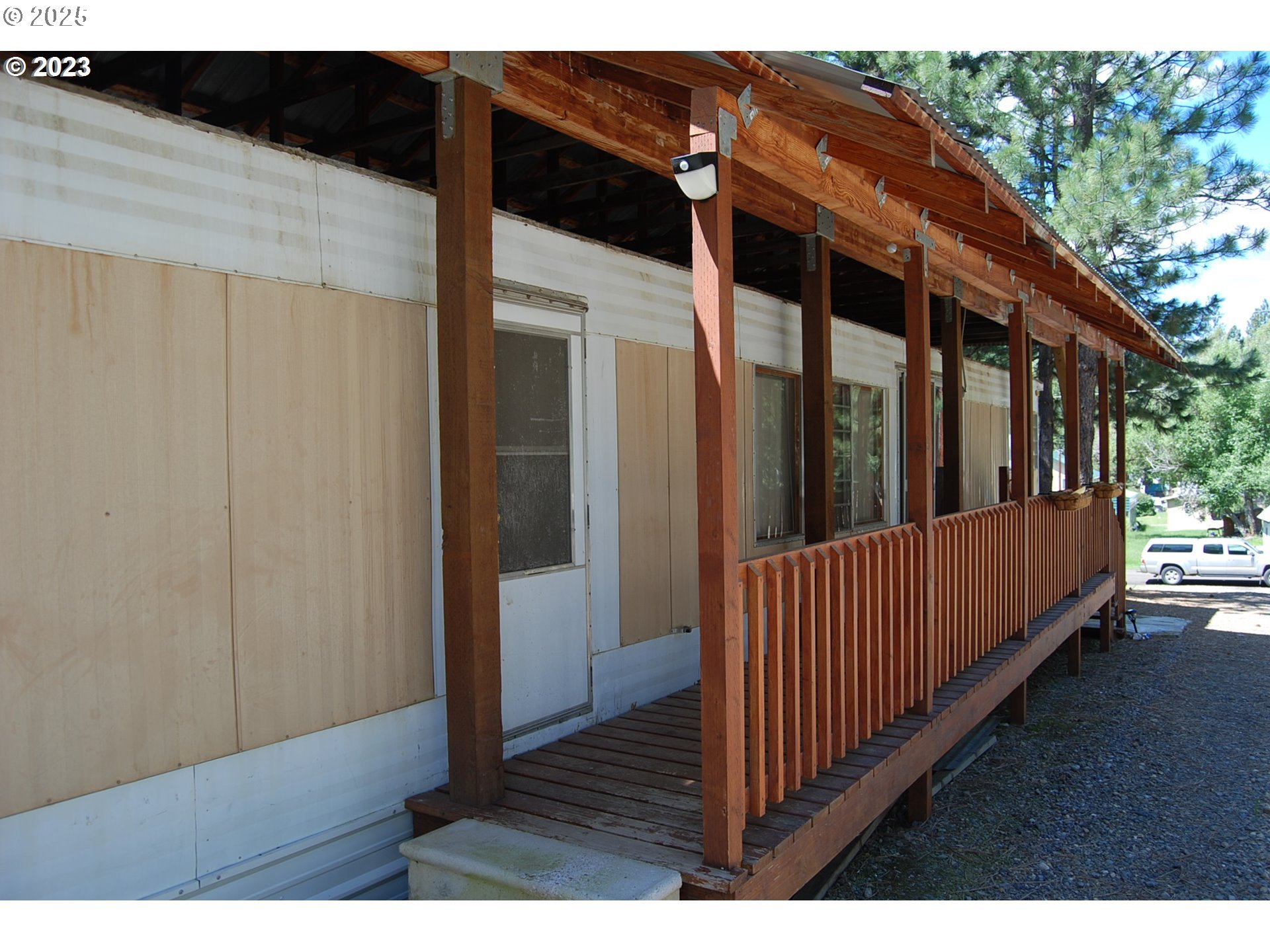 272 SE BONANZA ST