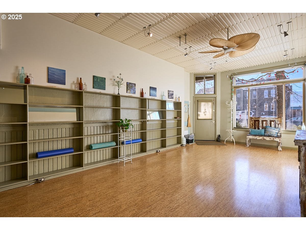105 E MAIN ST