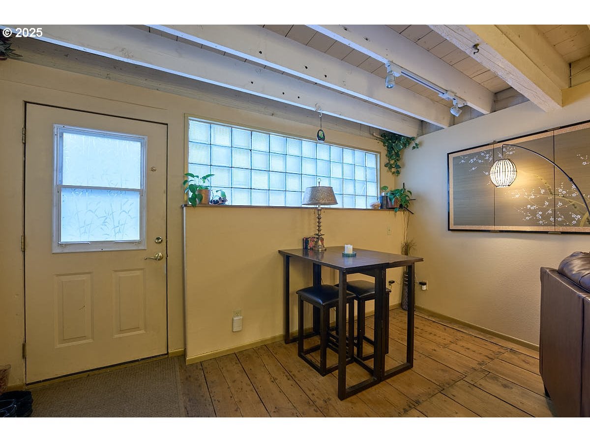 105 E MAIN ST