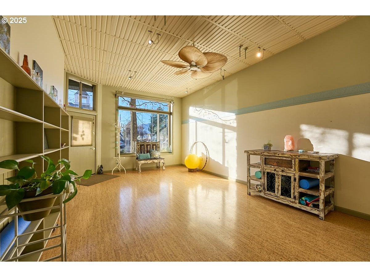 105 E MAIN ST