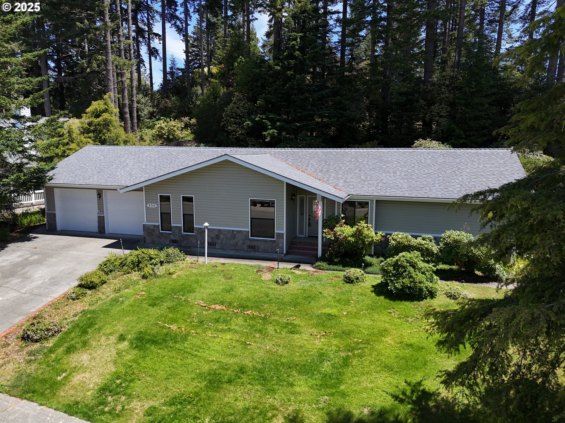 936 HELEN LN