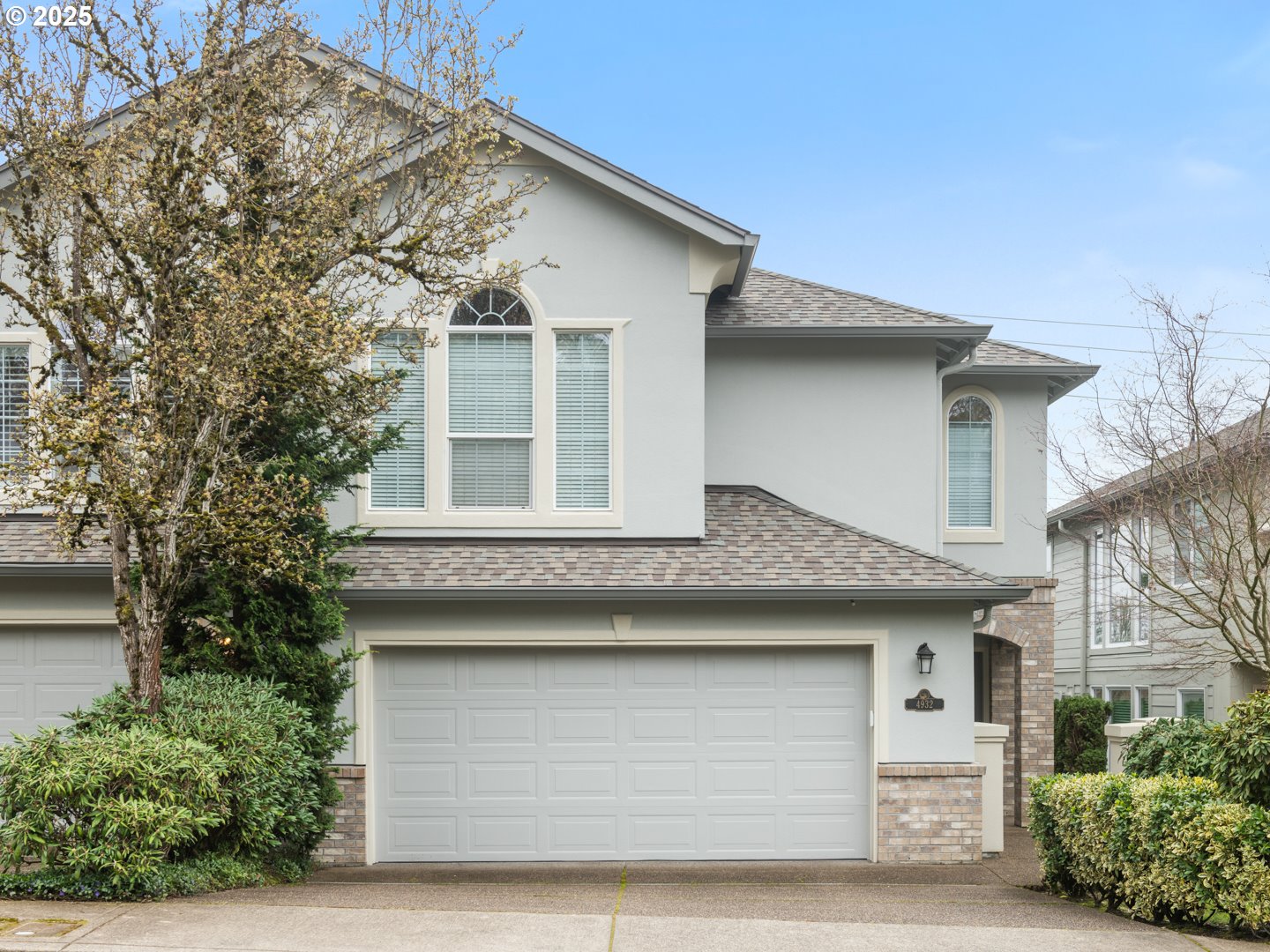 4932 MULHOLLAND DR

                                                                             Lake Oswego                                

                                    , OR - $799,000