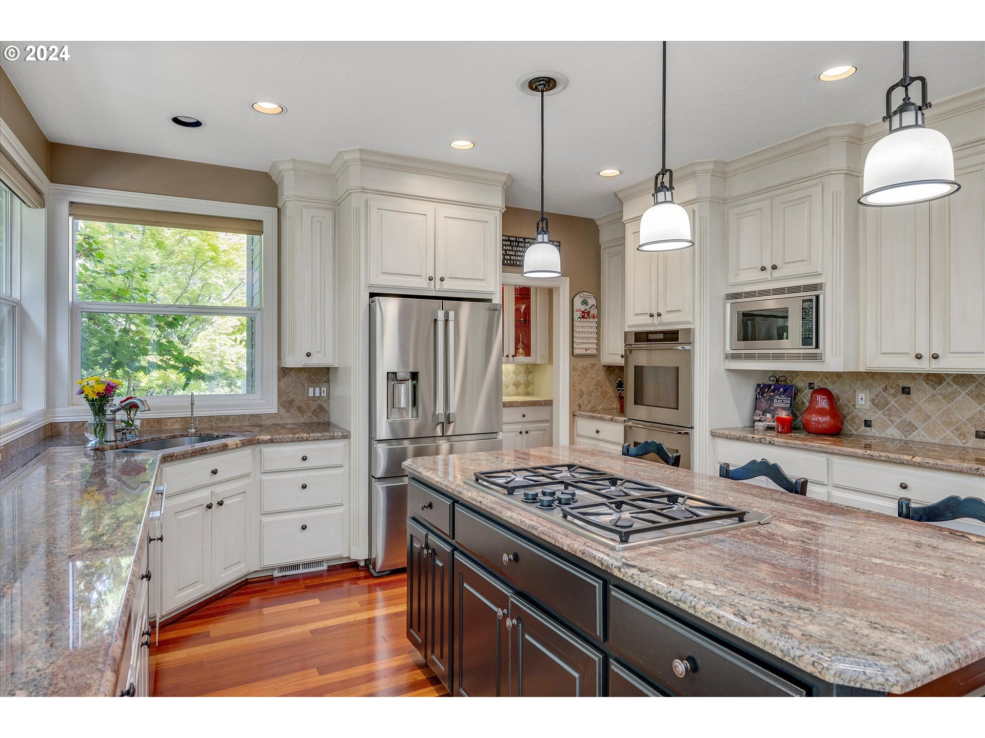 Lake Oswego, Oregon 97034, United States, 4 Bedrooms Bedrooms, ,4 BathroomsBathrooms,Residential,Pending,43702