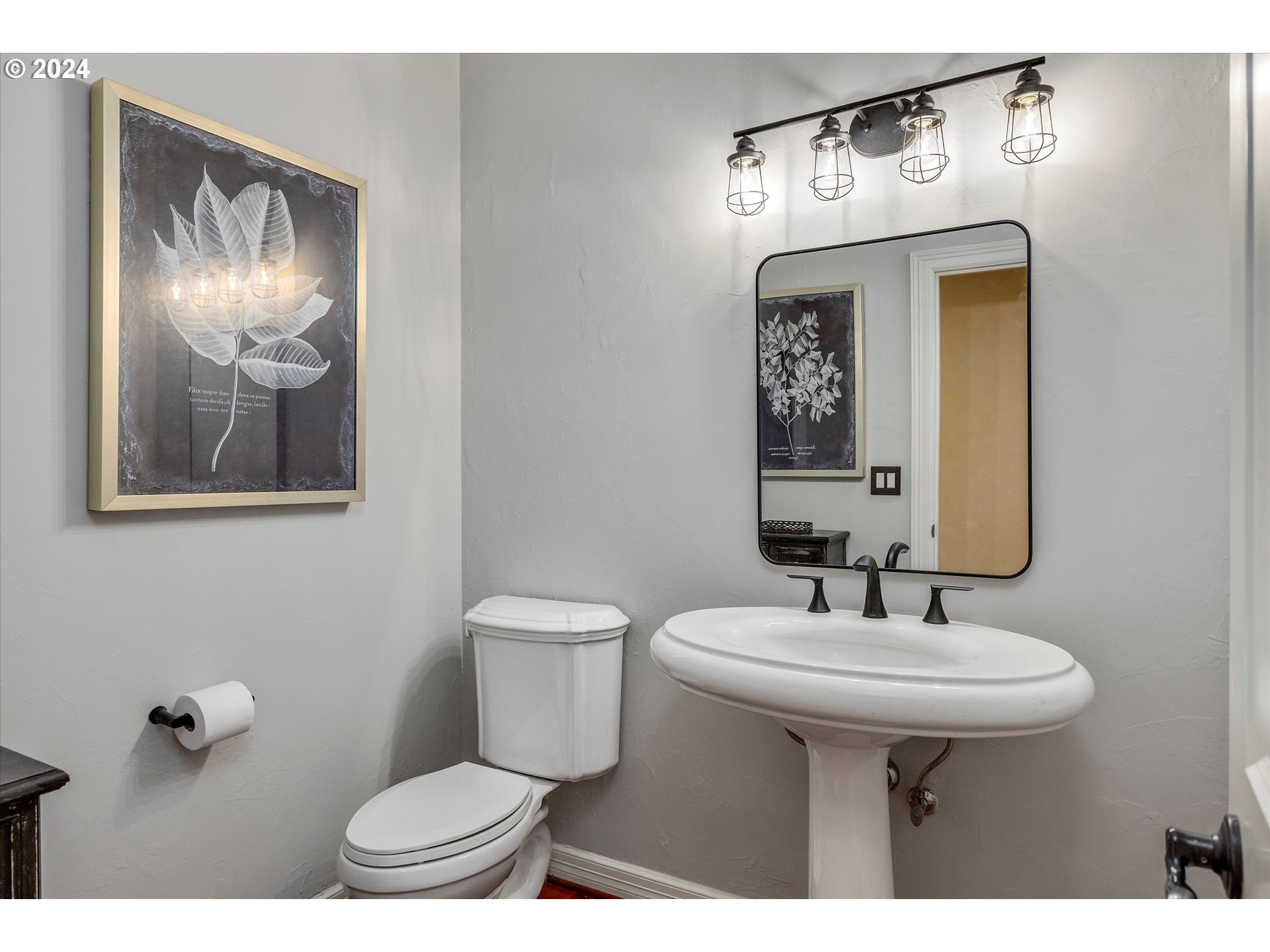 Lake Oswego, Oregon 97034, United States, 4 Bedrooms Bedrooms, ,4 BathroomsBathrooms,Residential,Pending,43702