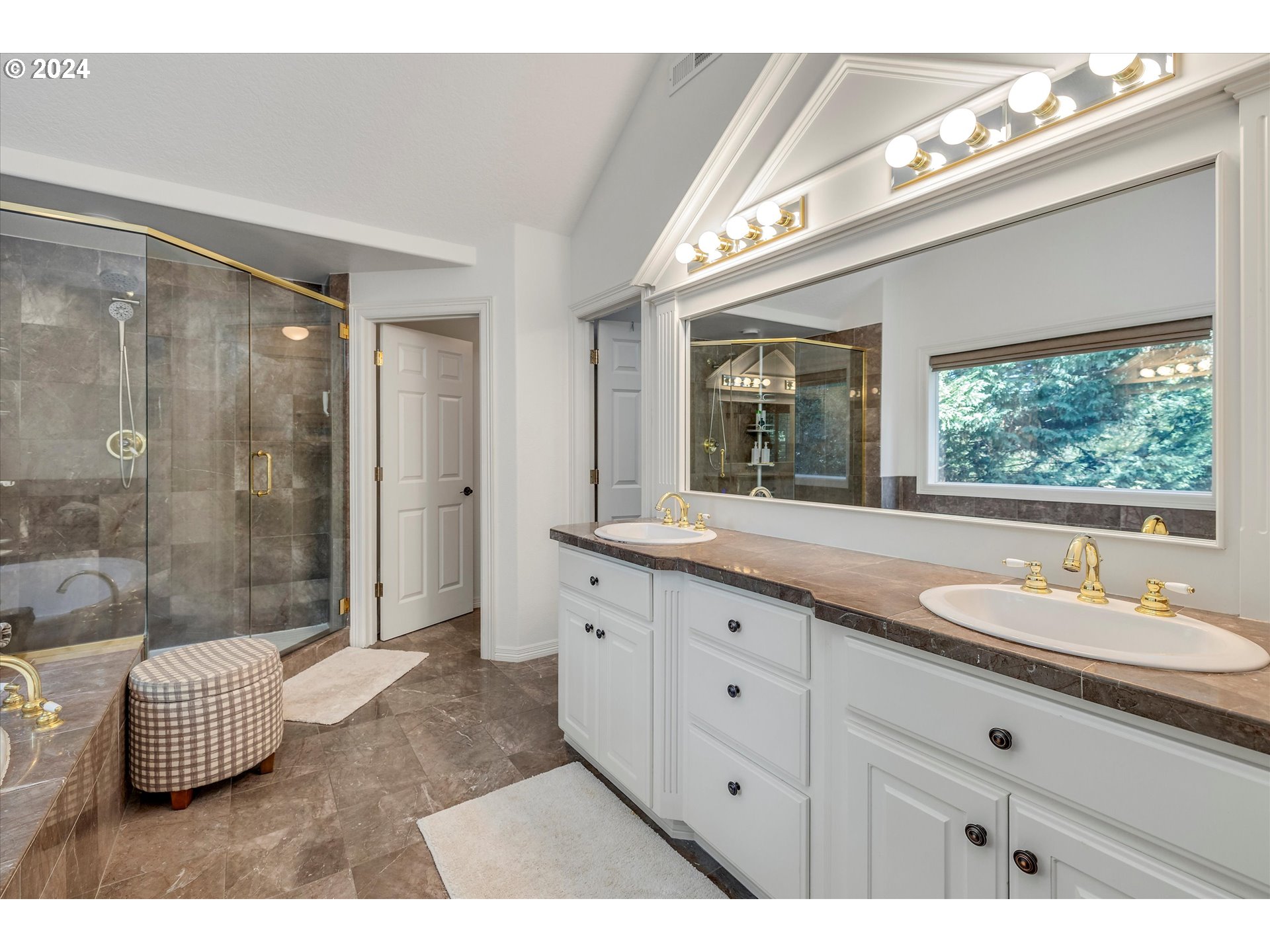 Lake Oswego, Oregon 97034, United States, 4 Bedrooms Bedrooms, ,4 BathroomsBathrooms,Residential,Pending,43702