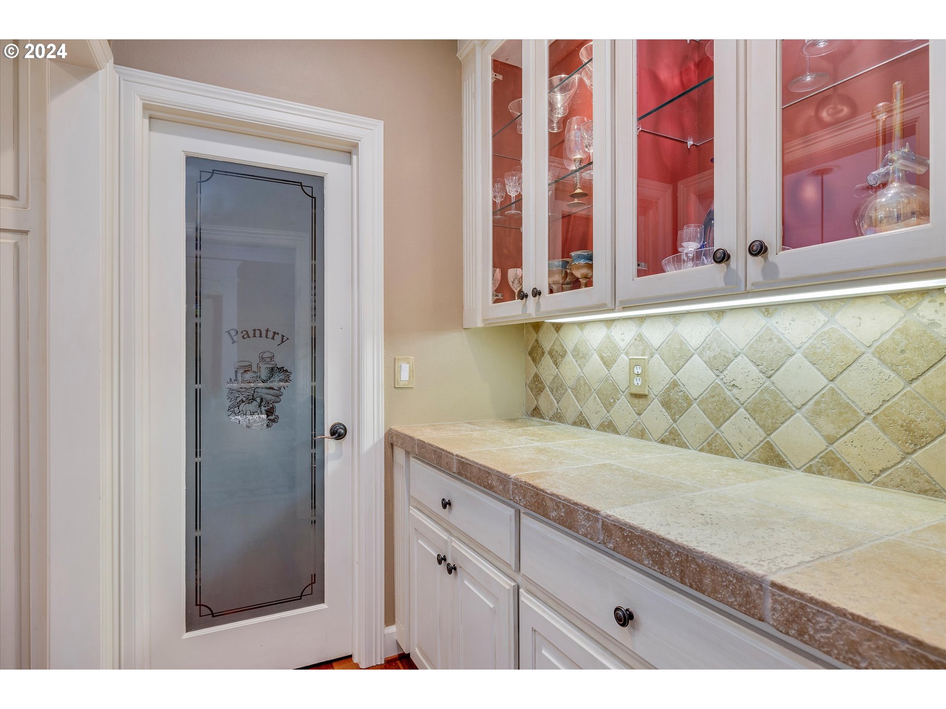 Lake Oswego, Oregon 97034, United States, 4 Bedrooms Bedrooms, ,4 BathroomsBathrooms,Residential,Pending,43702