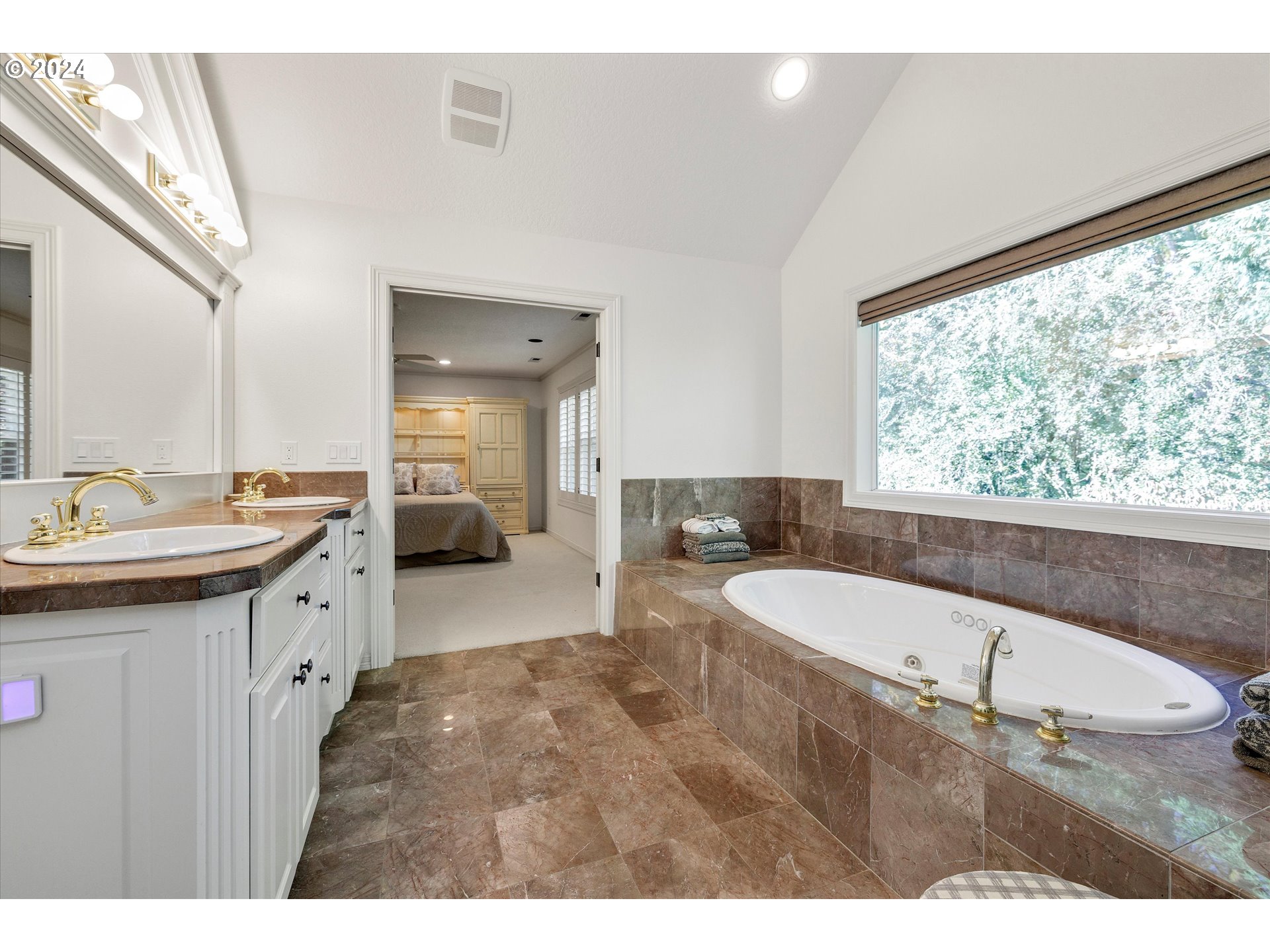 Lake Oswego, Oregon 97034, United States, 4 Bedrooms Bedrooms, ,4 BathroomsBathrooms,Residential,Pending,43702