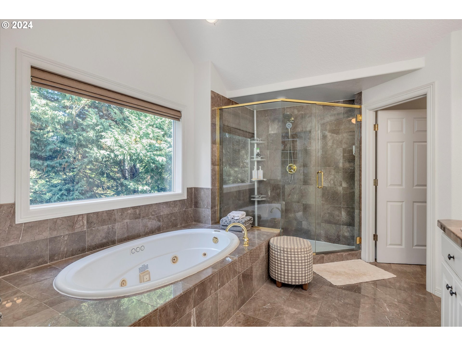 Lake Oswego, Oregon 97034, United States, 4 Bedrooms Bedrooms, ,4 BathroomsBathrooms,Residential,Pending,43702