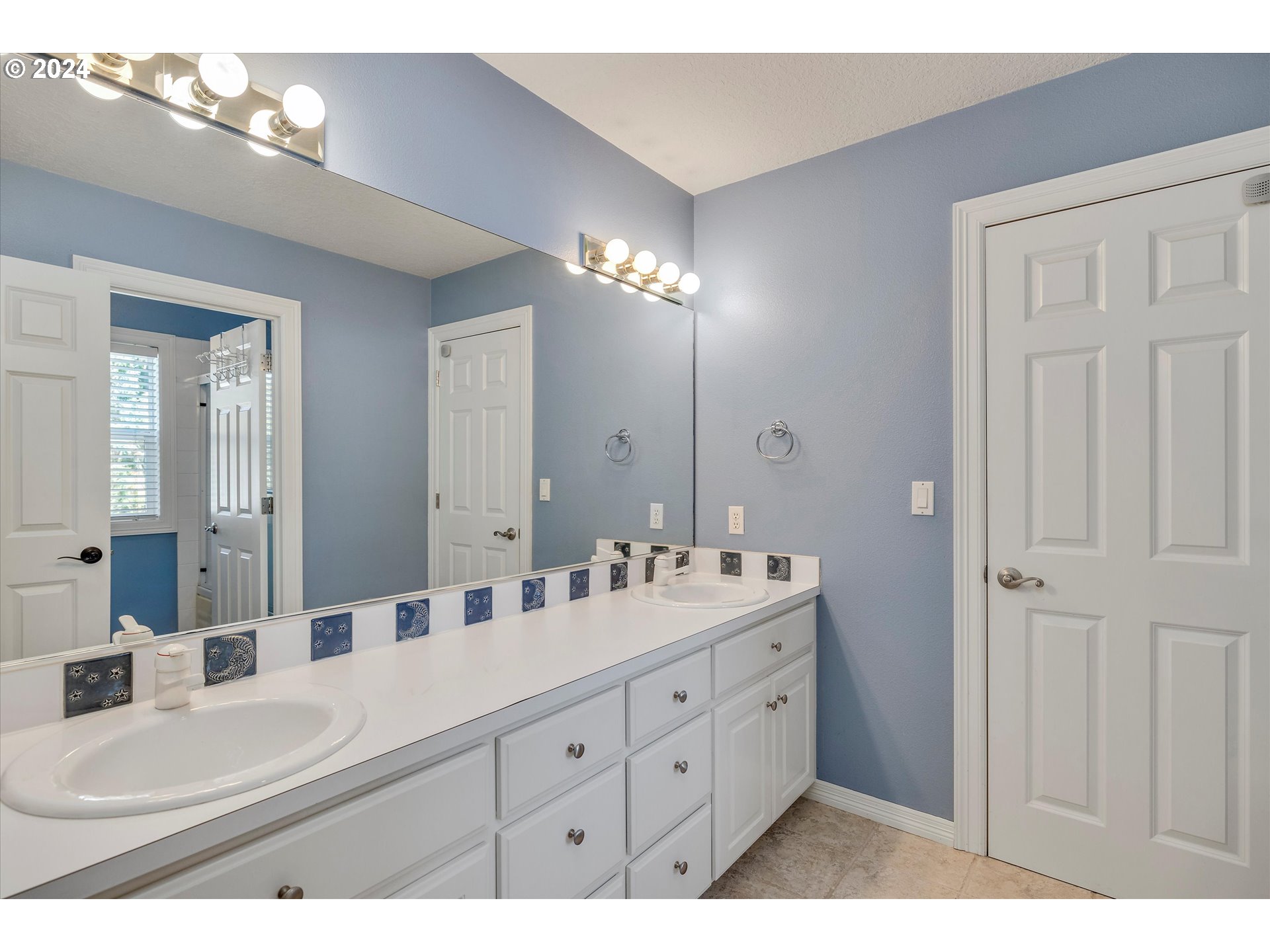 Lake Oswego, Oregon 97034, United States, 4 Bedrooms Bedrooms, ,4 BathroomsBathrooms,Residential,Pending,43702