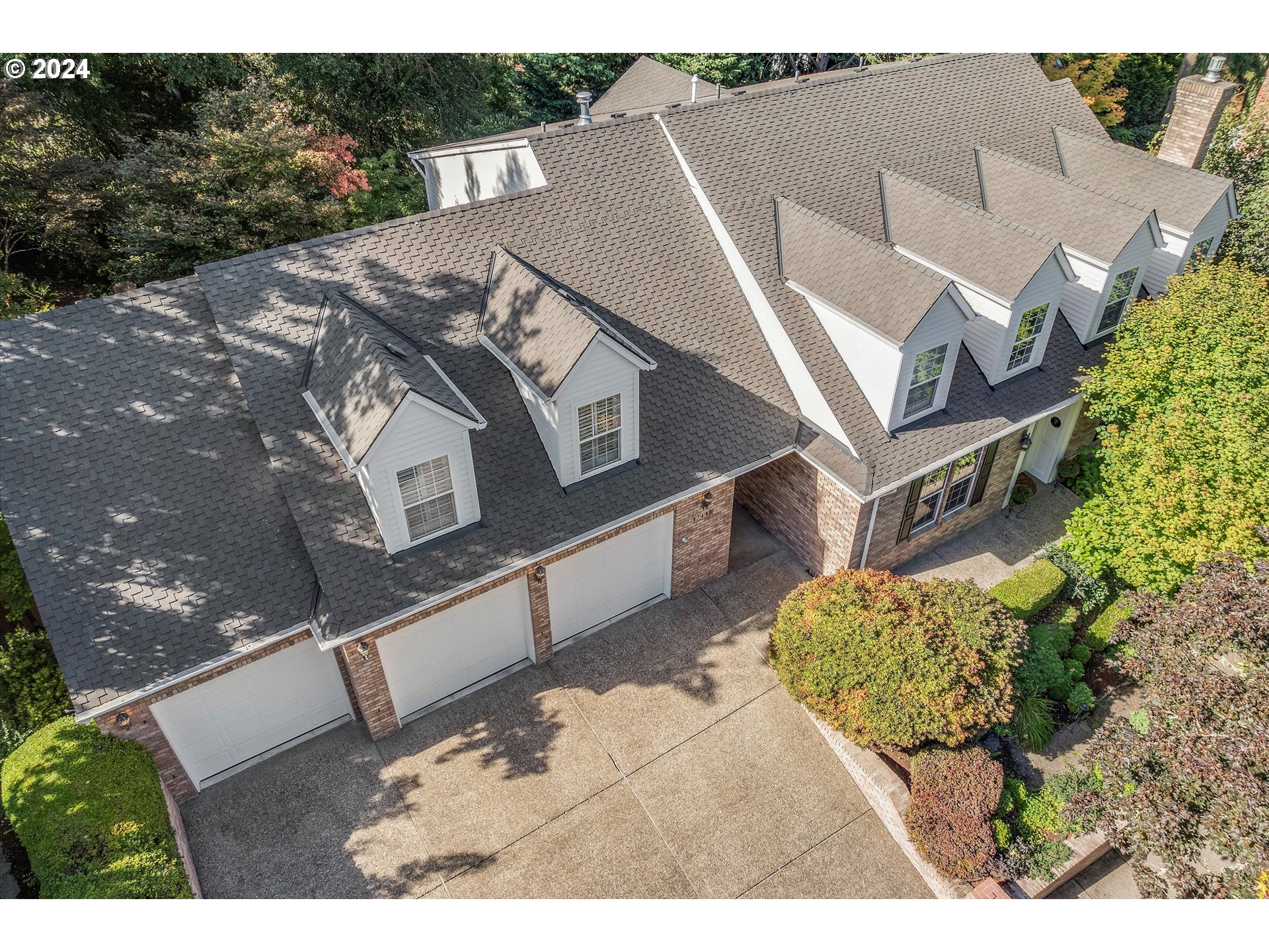 Lake Oswego, Oregon 97034, United States, 4 Bedrooms Bedrooms, ,4 BathroomsBathrooms,Residential,Pending,43702