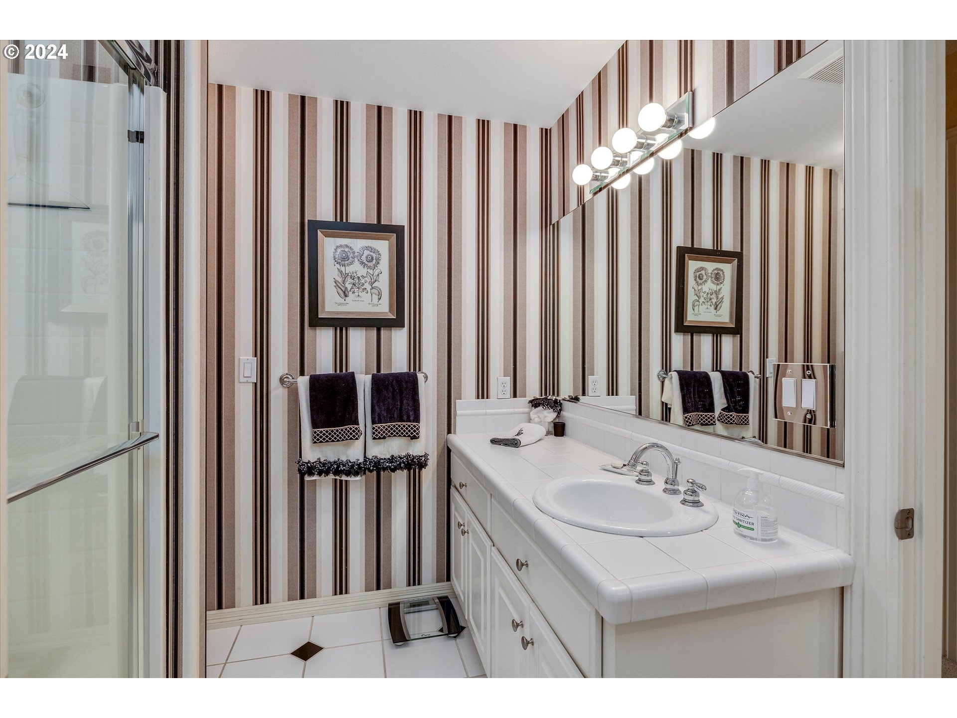 Lake Oswego, Oregon 97034, United States, 4 Bedrooms Bedrooms, ,4 BathroomsBathrooms,Residential,Pending,43702