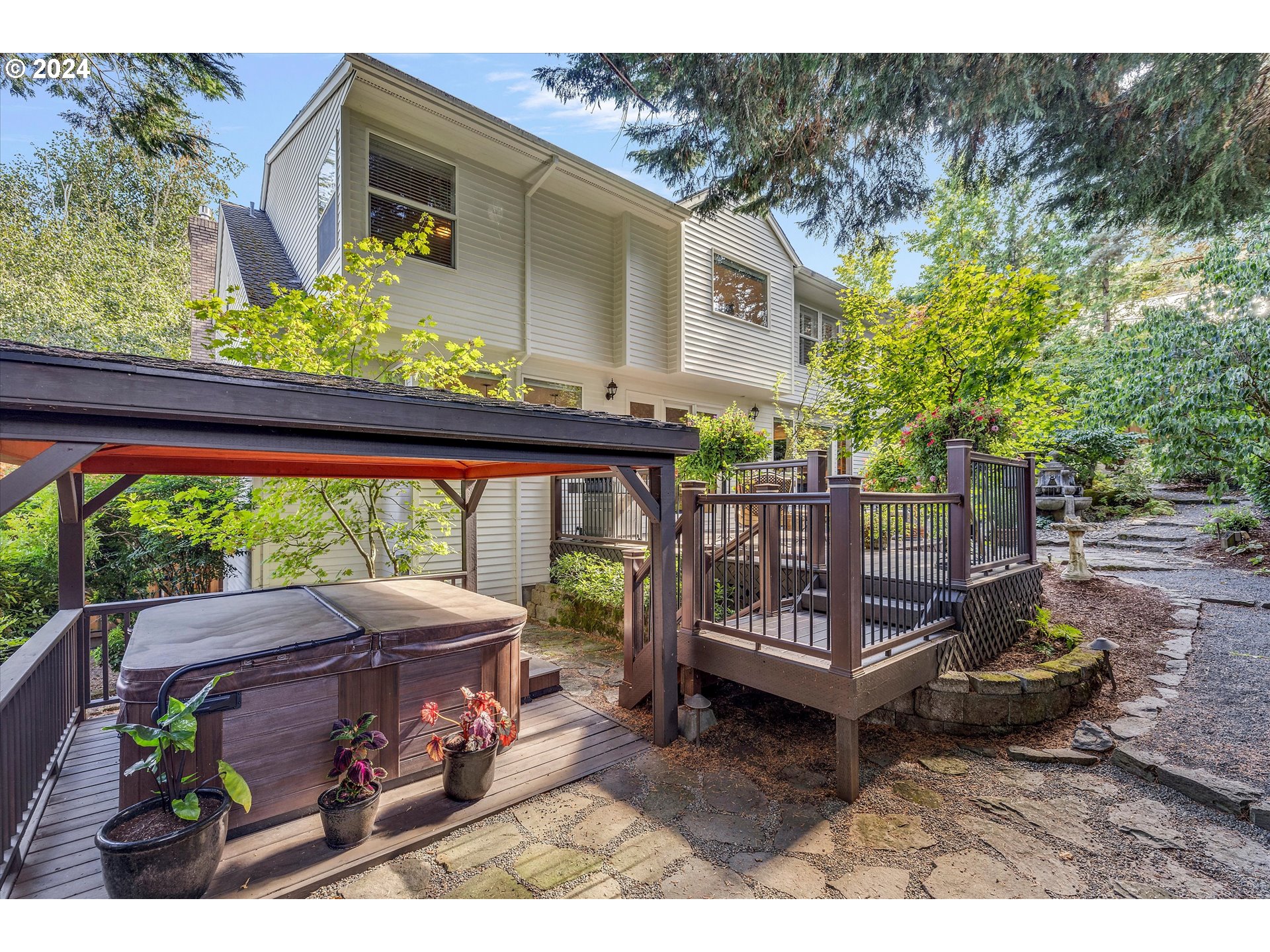 Lake Oswego, Oregon 97034, United States, 4 Bedrooms Bedrooms, ,4 BathroomsBathrooms,Residential,Pending,43702