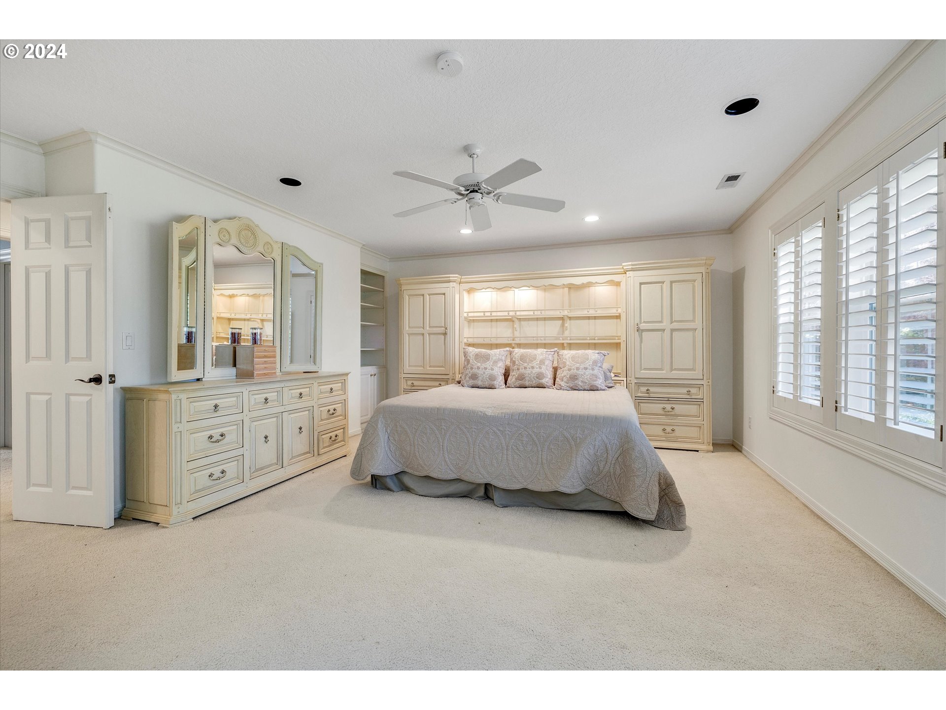 Lake Oswego, Oregon 97034, United States, 4 Bedrooms Bedrooms, ,4 BathroomsBathrooms,Residential,Pending,43702