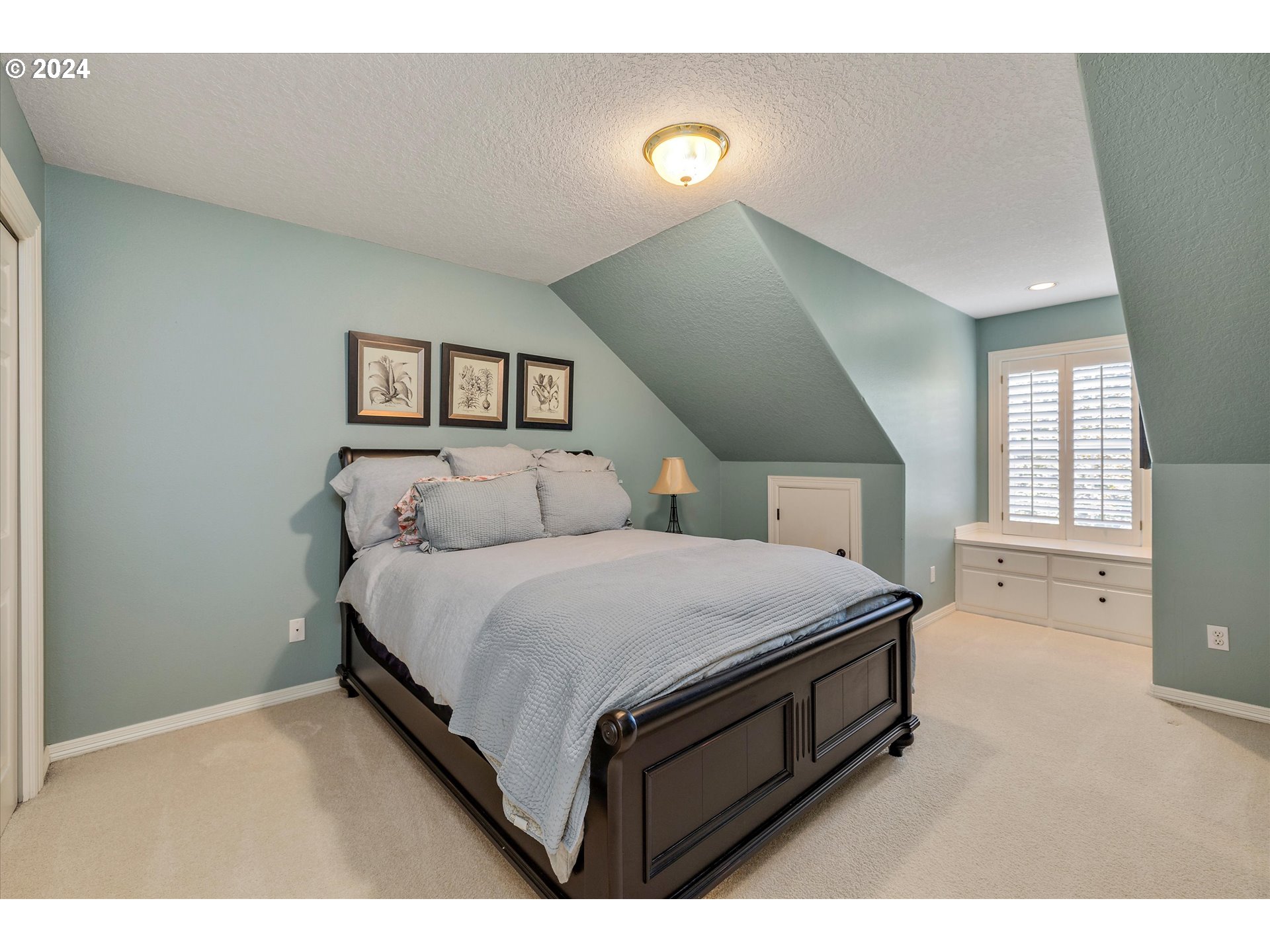 Lake Oswego, Oregon 97034, United States, 4 Bedrooms Bedrooms, ,4 BathroomsBathrooms,Residential,Pending,43702