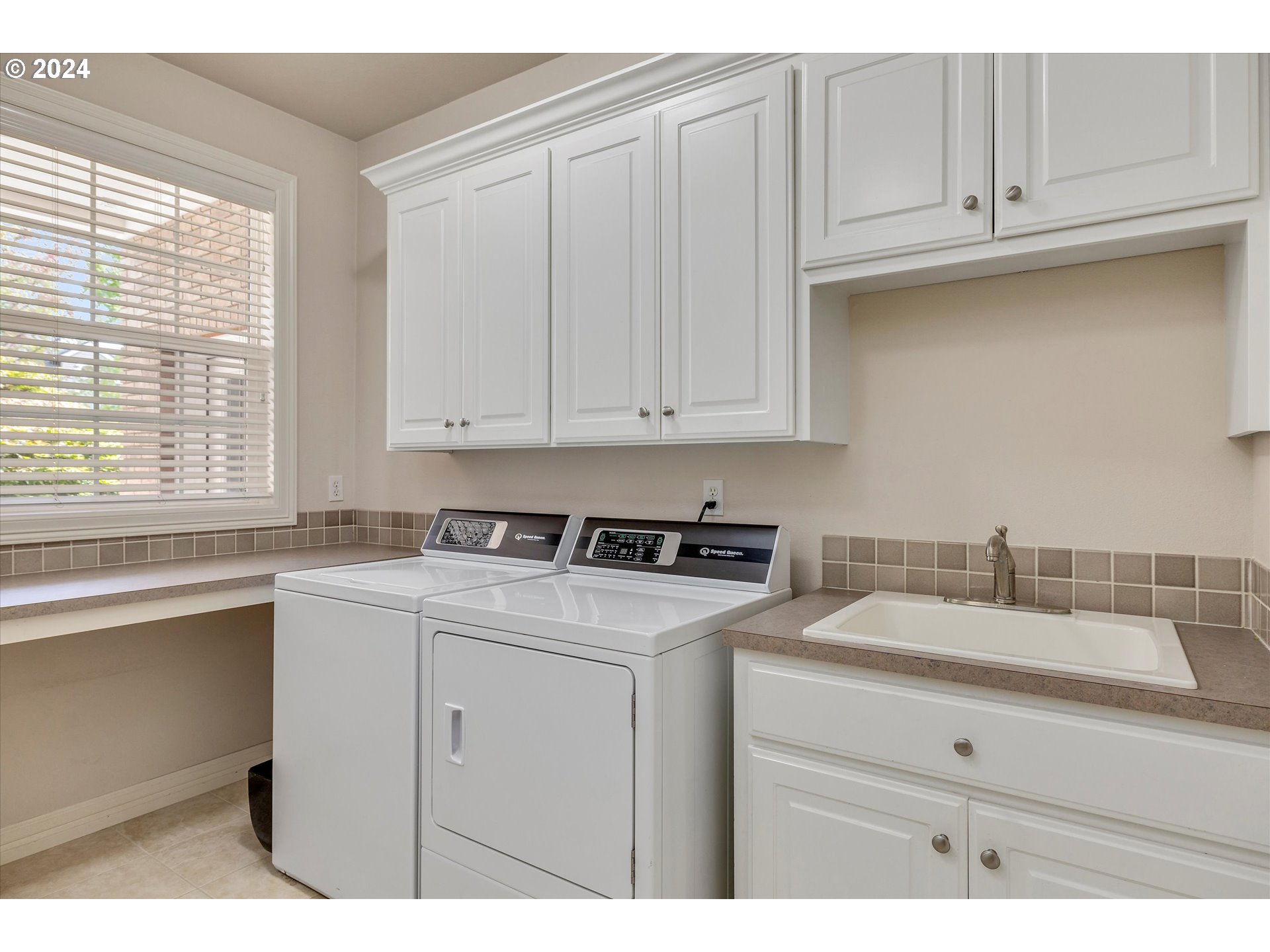 Lake Oswego, Oregon 97034, United States, 4 Bedrooms Bedrooms, ,4 BathroomsBathrooms,Residential,Pending,43702