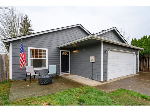 Photo of 921 SW Myrtle Ct, McMinnville, OR 97128 (MLS # 276589609)