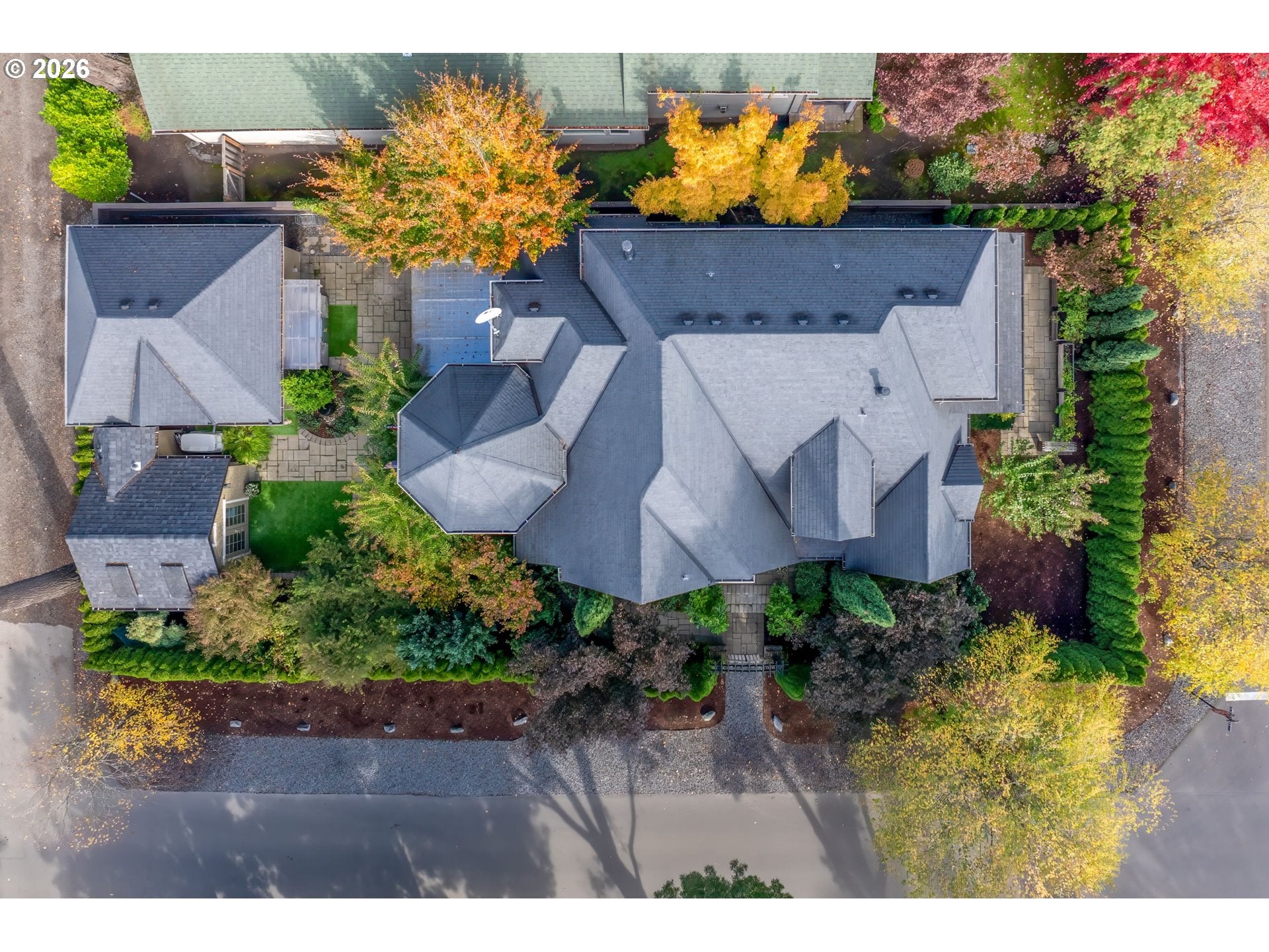 815 E AVE