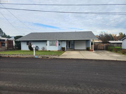 1880 LINNELL AVE Roseburg OR 97471