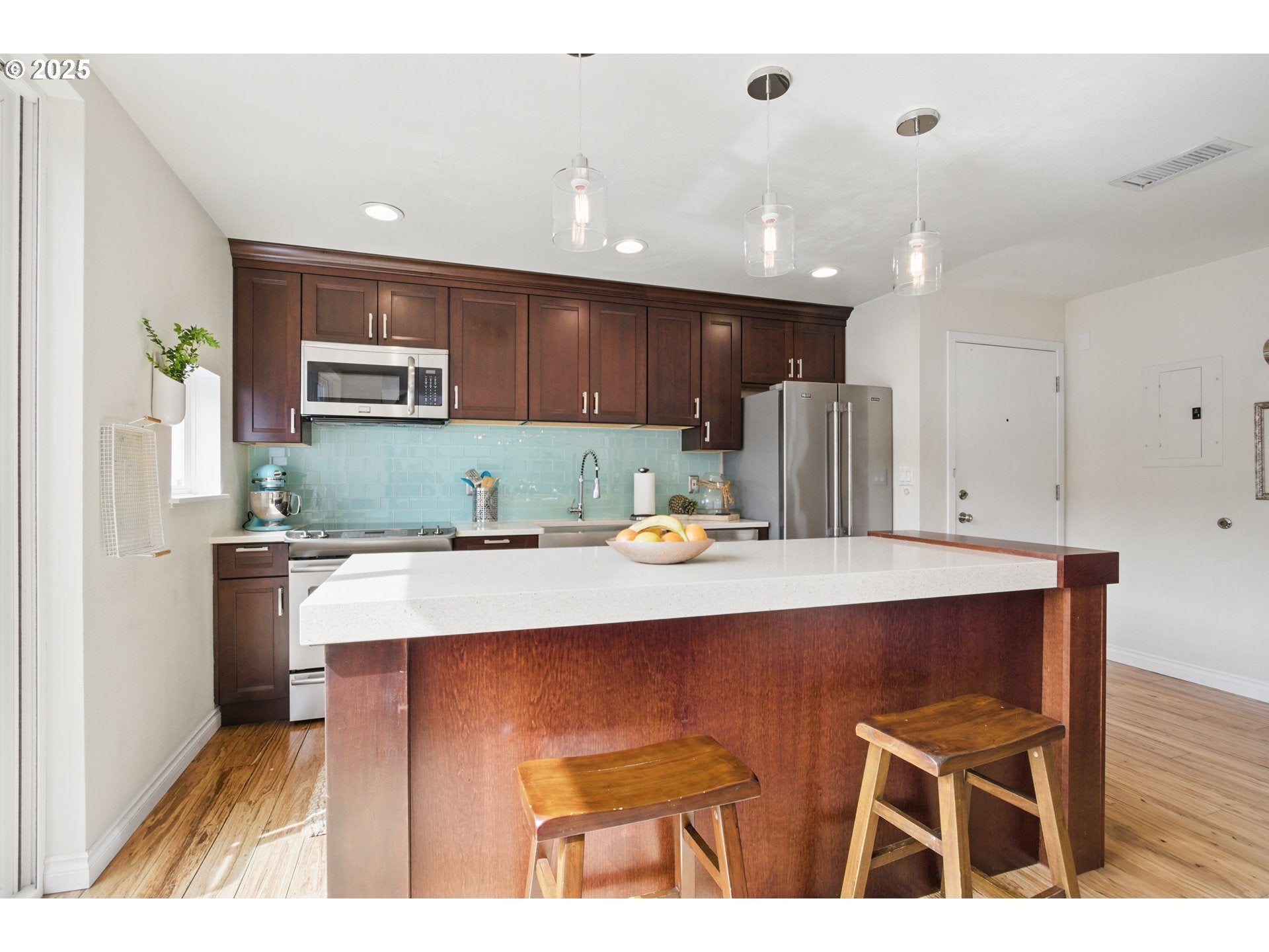 1009 NW HOYT ST 210