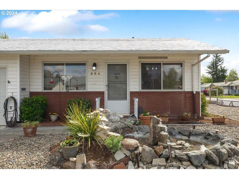 A home in Woodburn