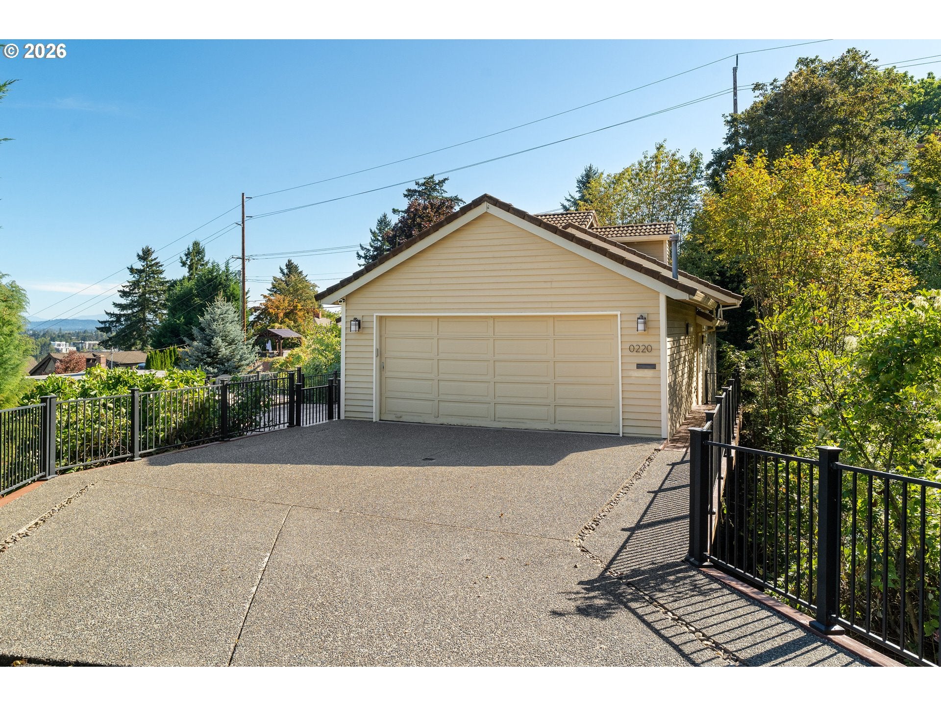 220 S TEXAS ST — 3 bed 3 bath Single Family Residence