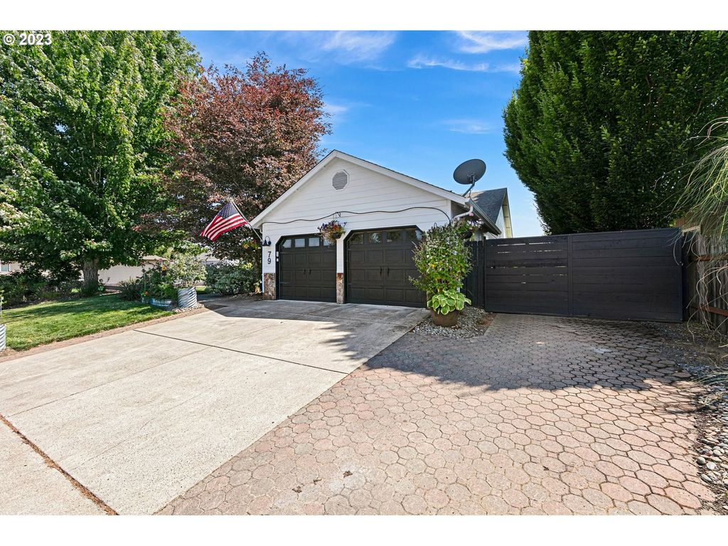 Photo for 79 SANDALWOOD LOOP, Creswell, OR 97426 (MLS # 23103904)
