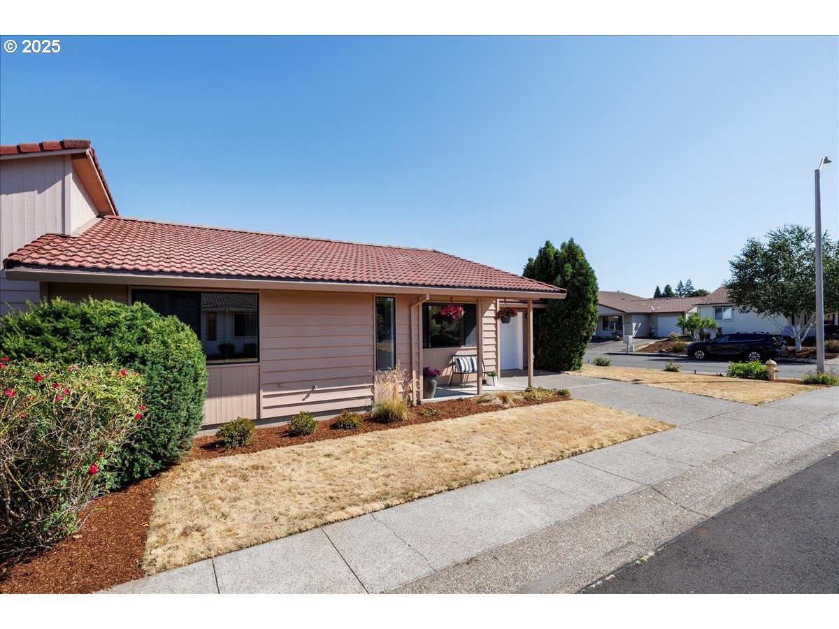 1205 E JOHNSON CT