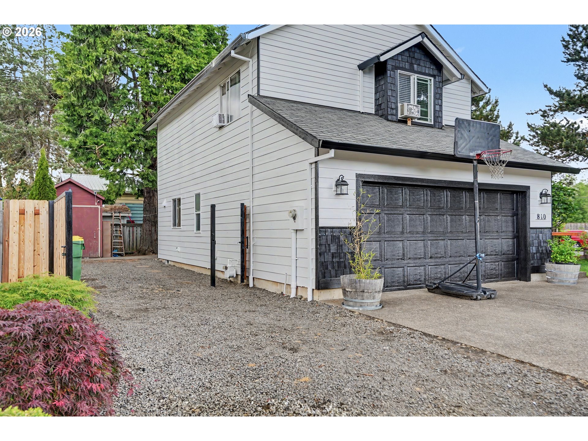 810 SE LOCUST ST