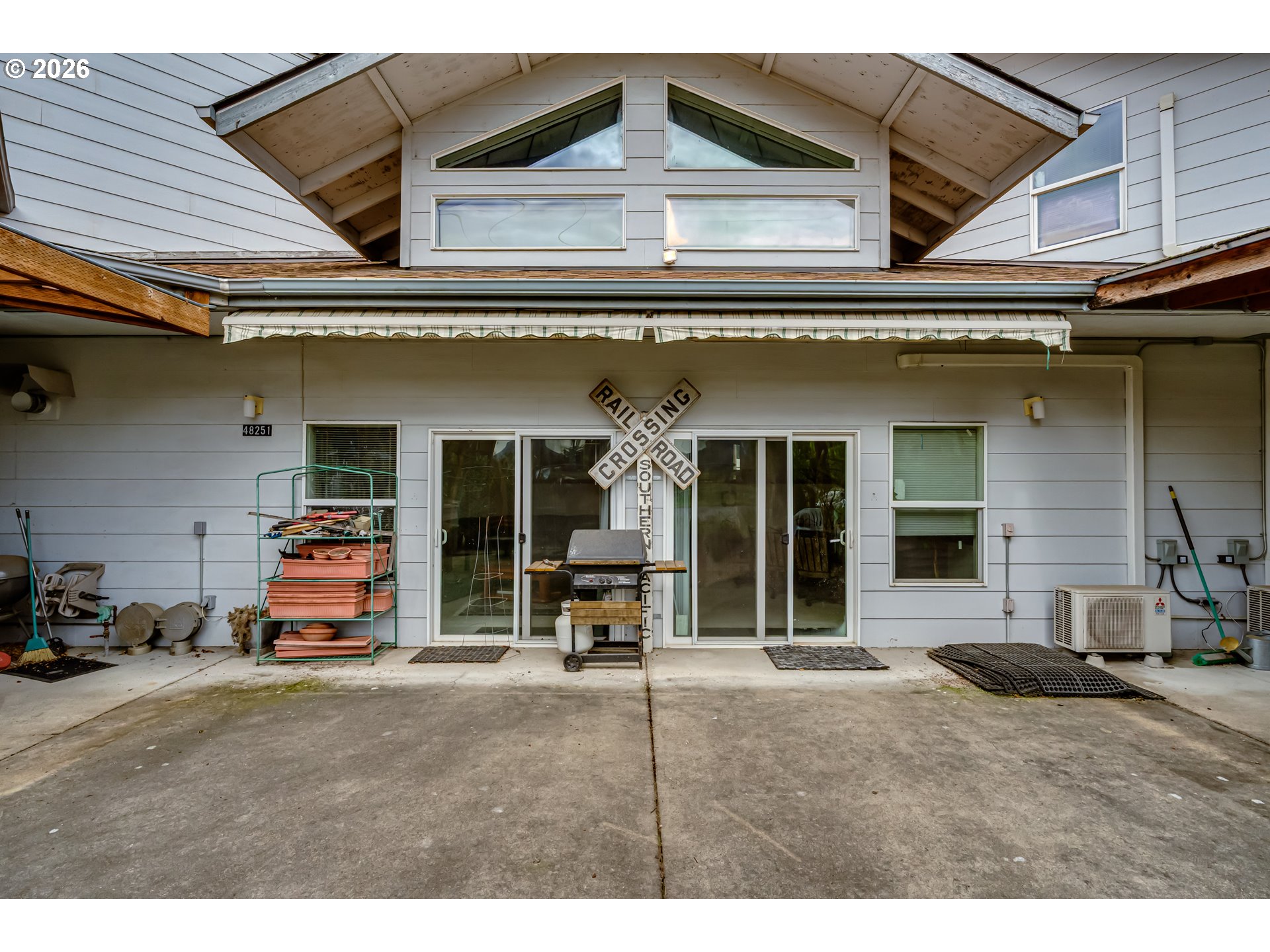 48251/48247 E COMMERCIAL ST