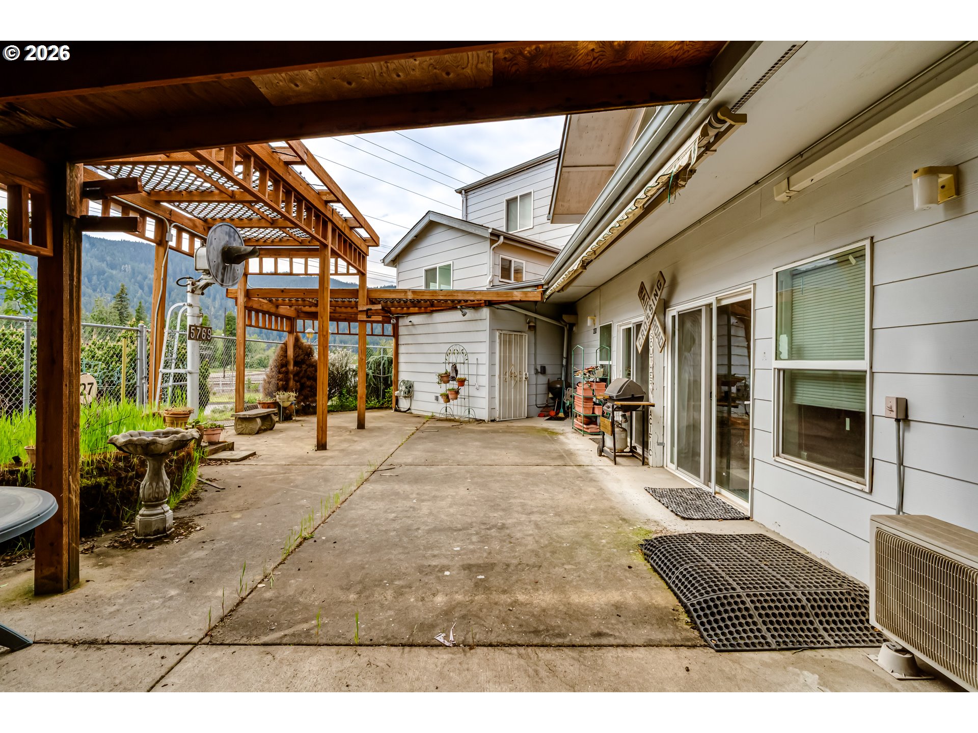 48251/48247 E COMMERCIAL ST