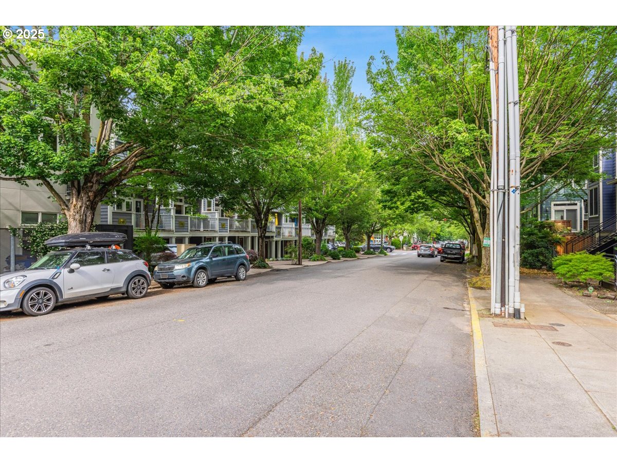 2537 NW THURMAN ST 104