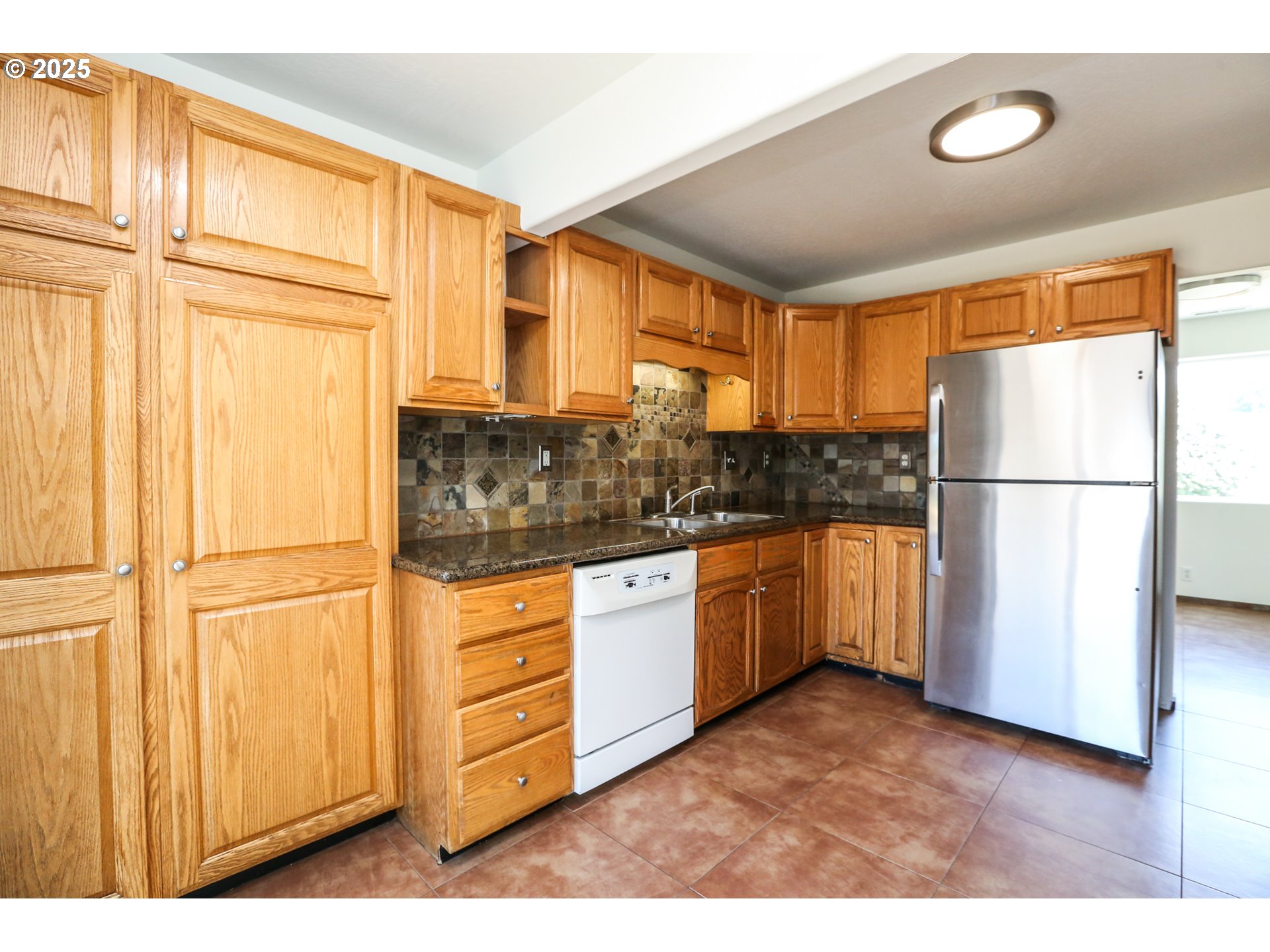 2106 DEVOS ST