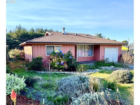 Photo of 30336 Driftwood Dr, Gold Beach, OR 97444 (MLS # 162383216)