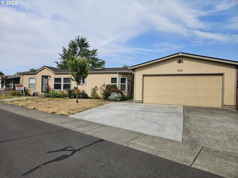 A home in Woodburn