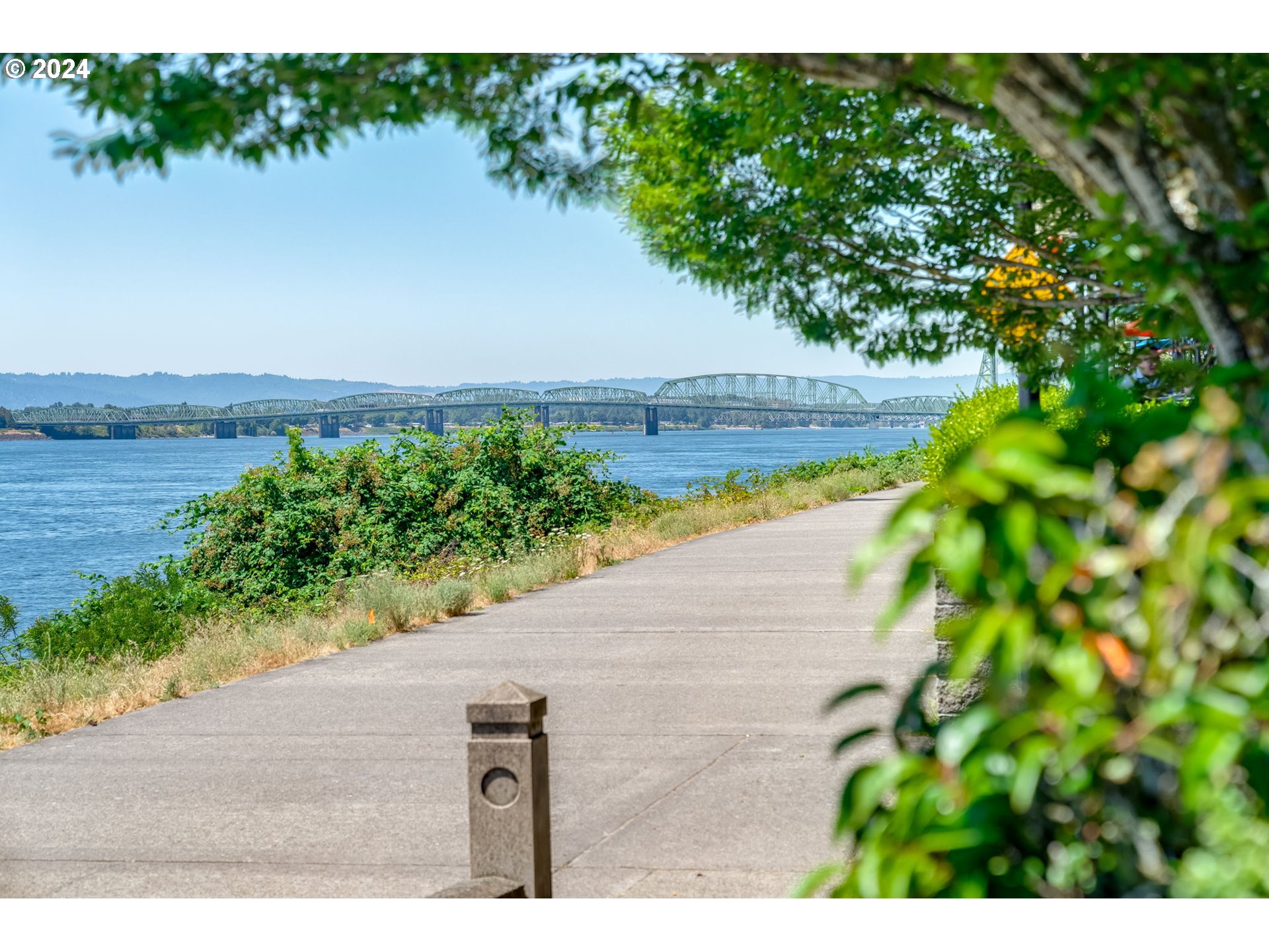2015 SE COLUMBIA RIVER DR 320