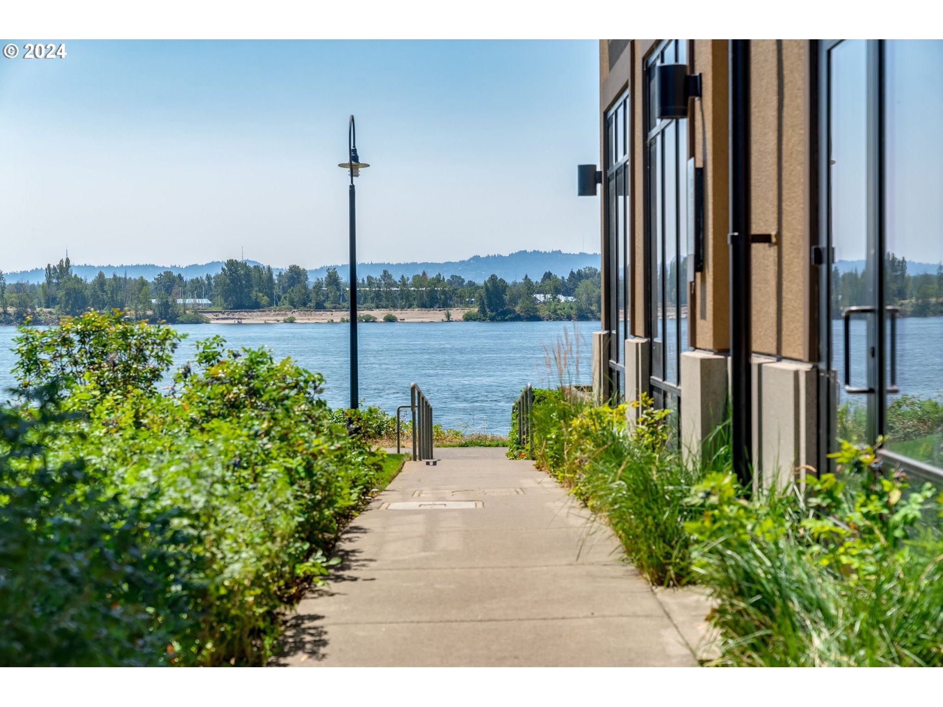 2015 SE COLUMBIA RIVER DR 320