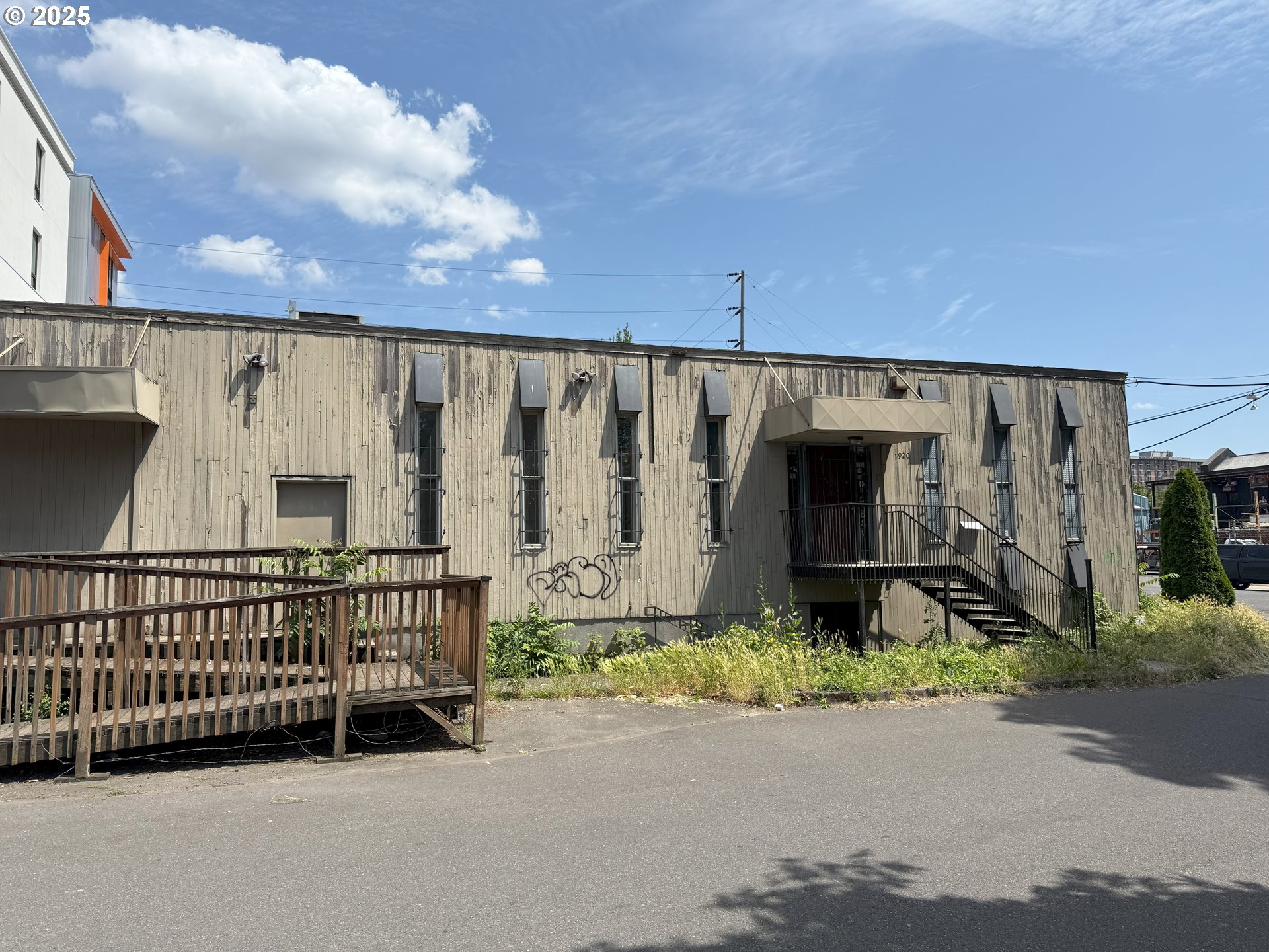 1920 N VANCOUVER AVE