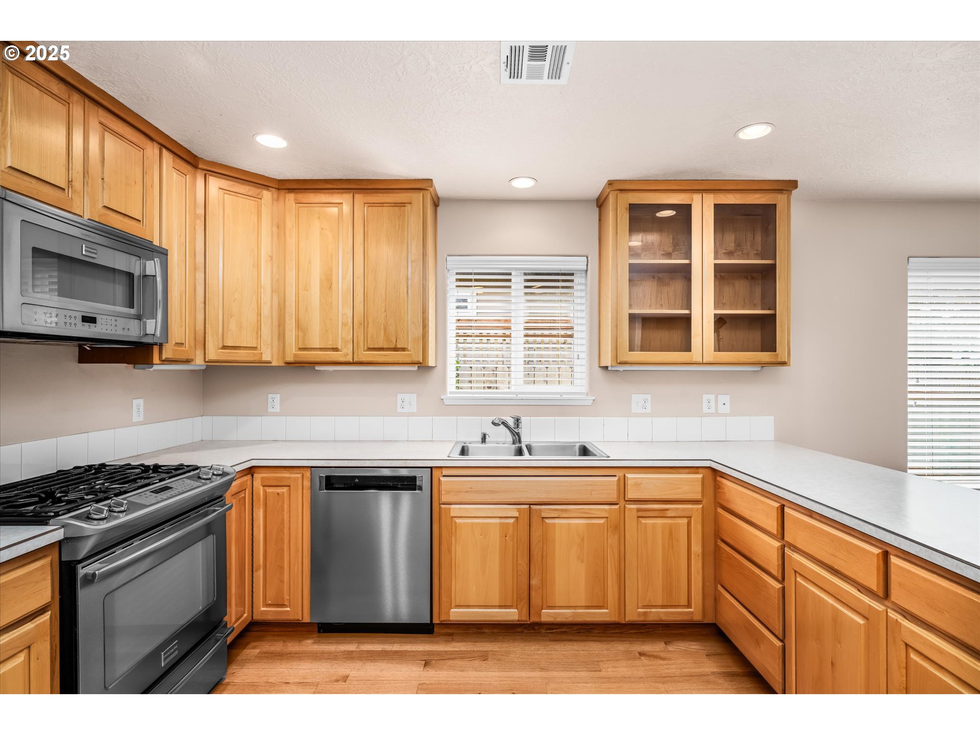 Junction City, Oregon 97448, United States, 3 Bedrooms Bedrooms, ,2 BathroomsBathrooms,Residential,Active,233169