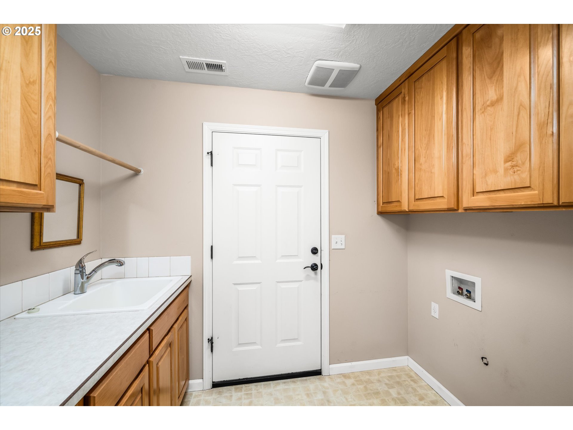 Junction City, Oregon 97448, United States, 3 Bedrooms Bedrooms, ,2 BathroomsBathrooms,Residential,Active,233169