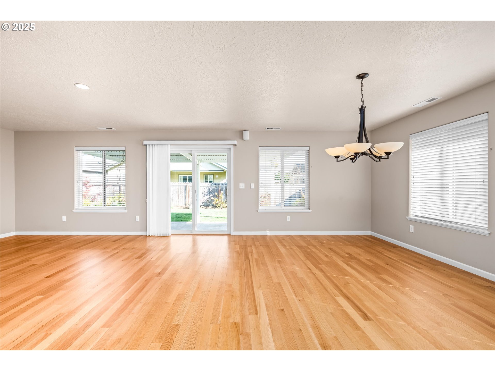 Junction City, Oregon 97448, United States, 3 Bedrooms Bedrooms, ,2 BathroomsBathrooms,Residential,Active,233169