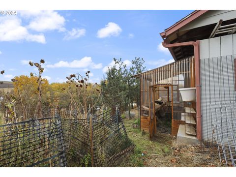 A home in Dufur