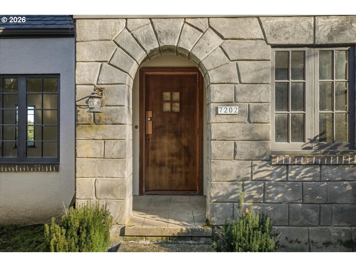 7202 S CORBETT AVE