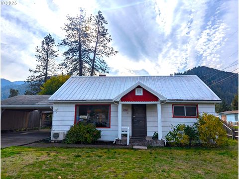 Photo of 47564 School St, Oakridge, OR 97463 (MLS # 670702740)