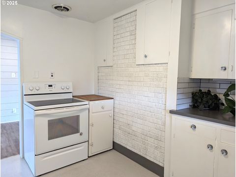 Tiny photo for 47564 School St, Oakridge, OR 97463 (MLS # 670702740)