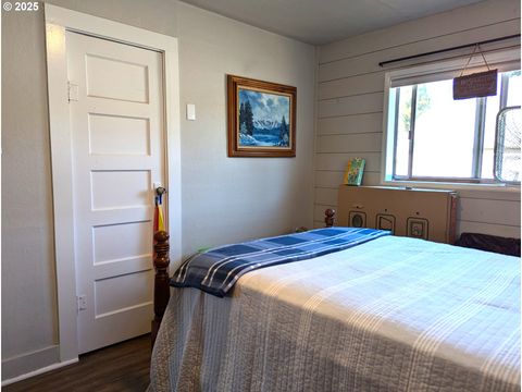 Tiny photo for 47564 School St, Oakridge, OR 97463 (MLS # 670702740)