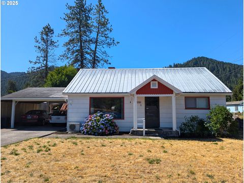 Photo of 47564 School St, Oakridge, OR 97463 (MLS # 670702740)