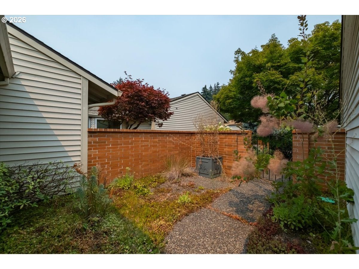 9480 SW LAKESIDE DR