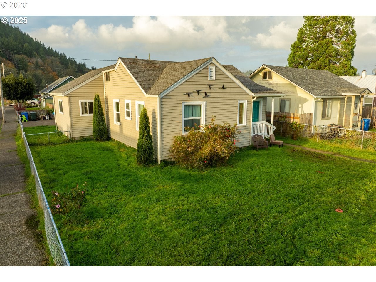 1289 IVY AVE
