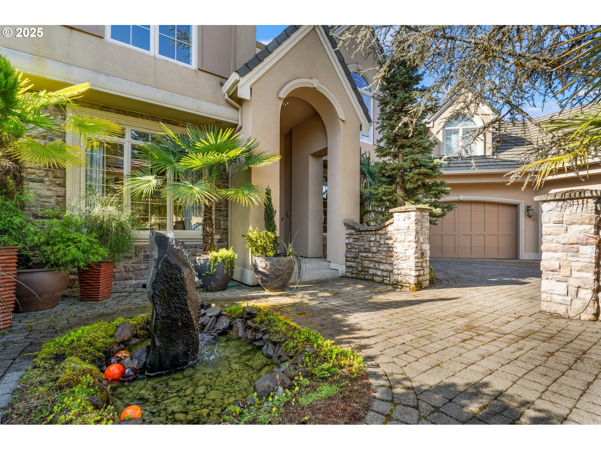 802 NE BRENNAN LN