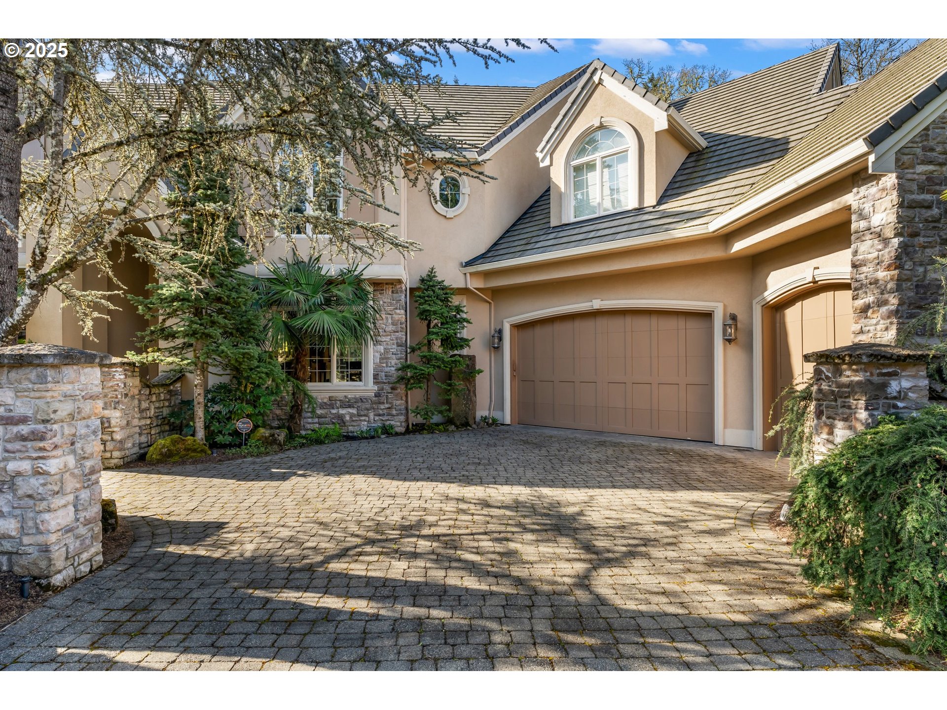 802 NE BRENNAN LN